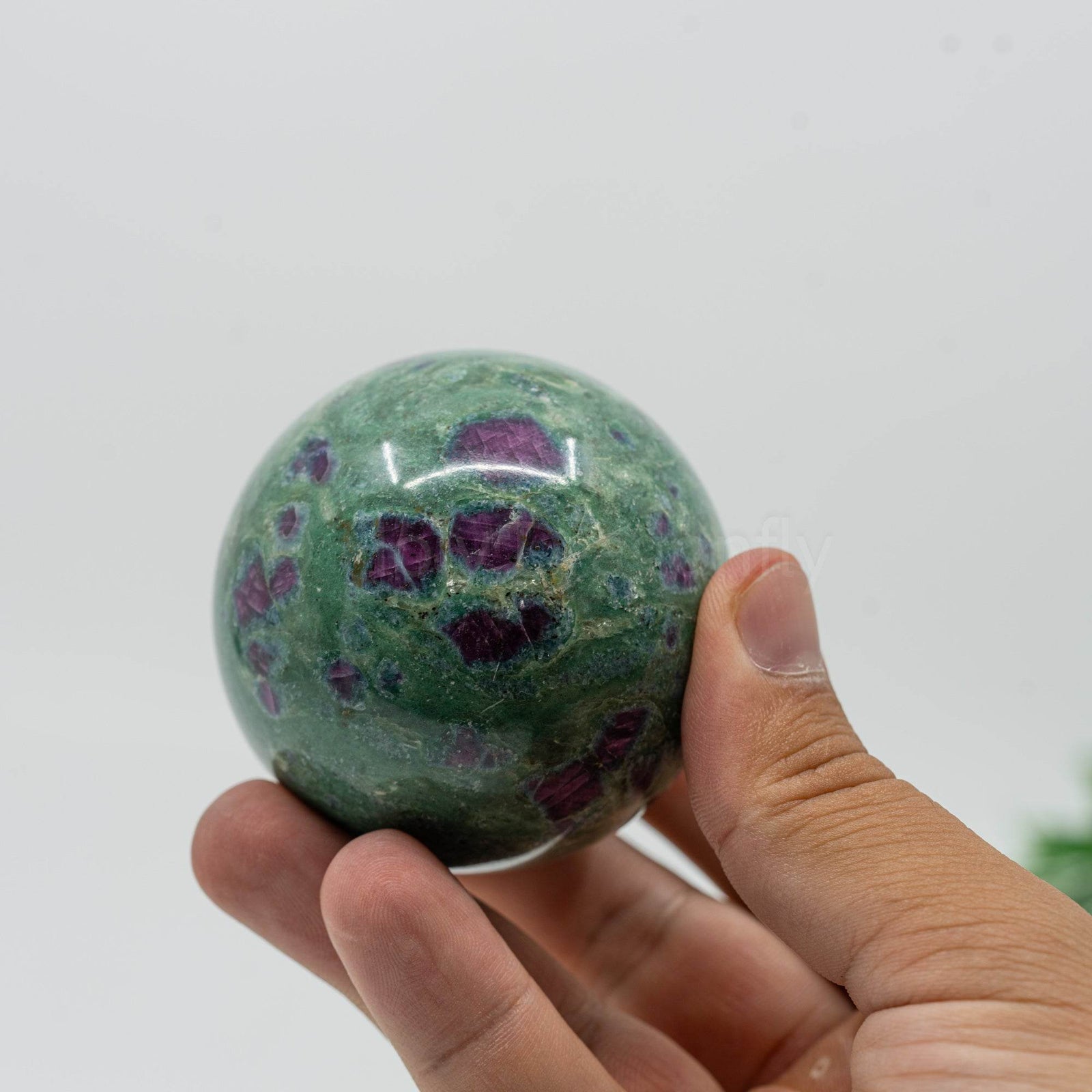 Fuksitas su Rubinu sfera 365g - Holy Dragonfly