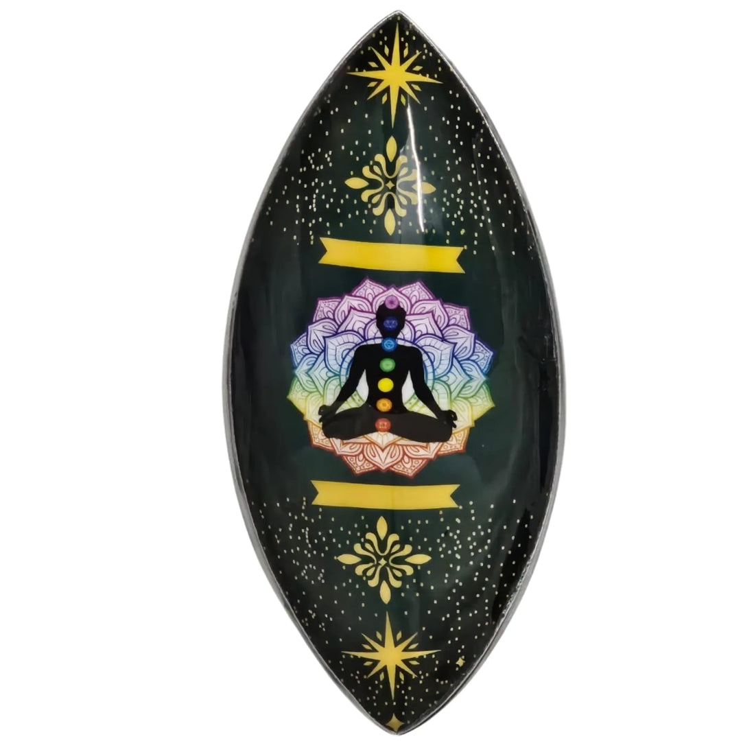 Juoda smillalinėsu medituojančio žmogaus siluetu, čakromis ir spalvota mandala.