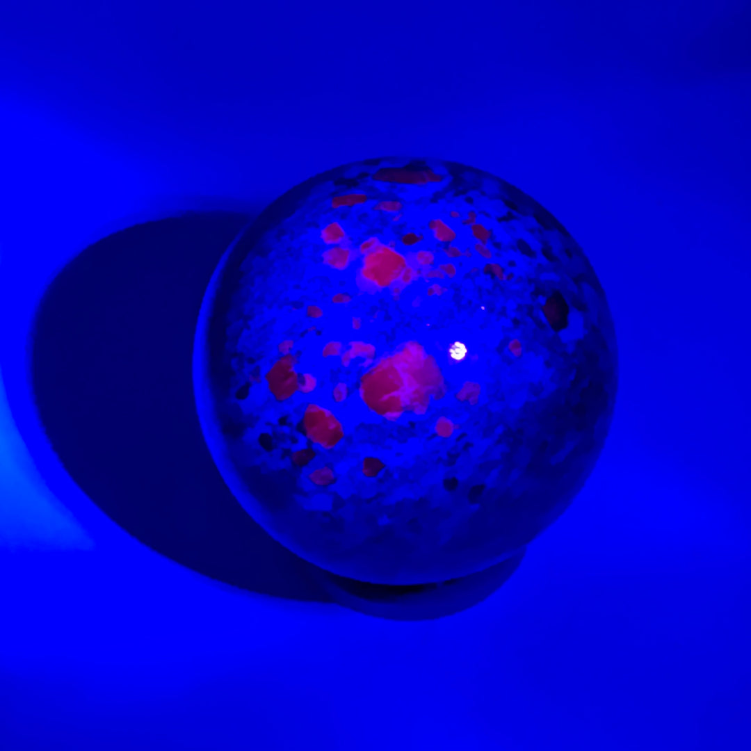 Kianitas su rubinu sfera 384 g