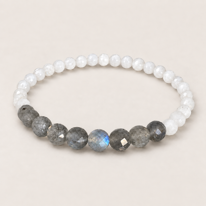 Baltojo mėnulio akmens ir labradorito apyrankė „Mėnulio šydas“, briaunuotų karoliukų detalės
