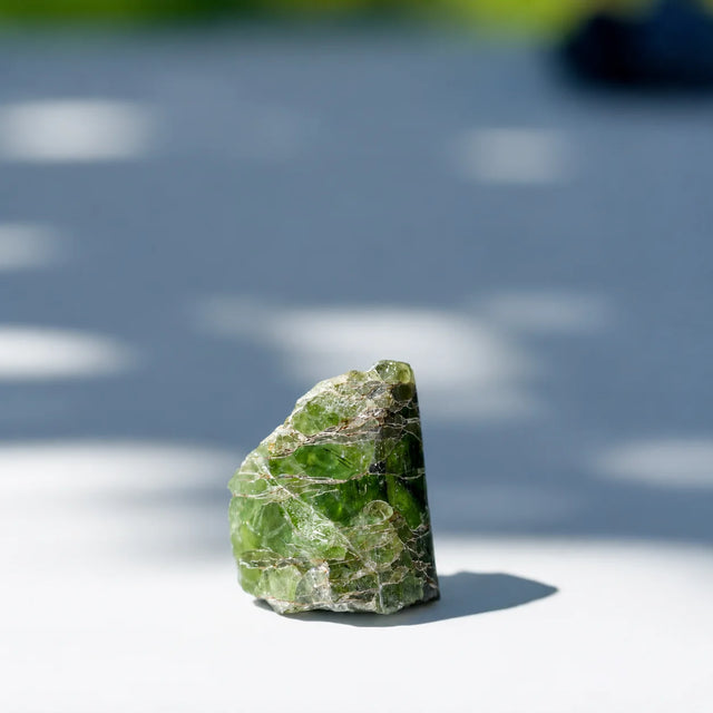 Peridotas, natūralus neapdirbtas kristalas