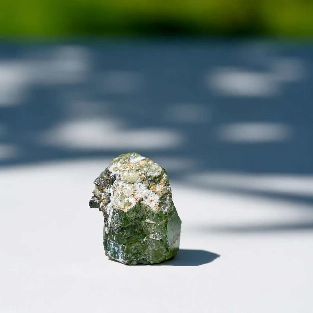 Peridotas, natūralus neapdirbtas kristalas