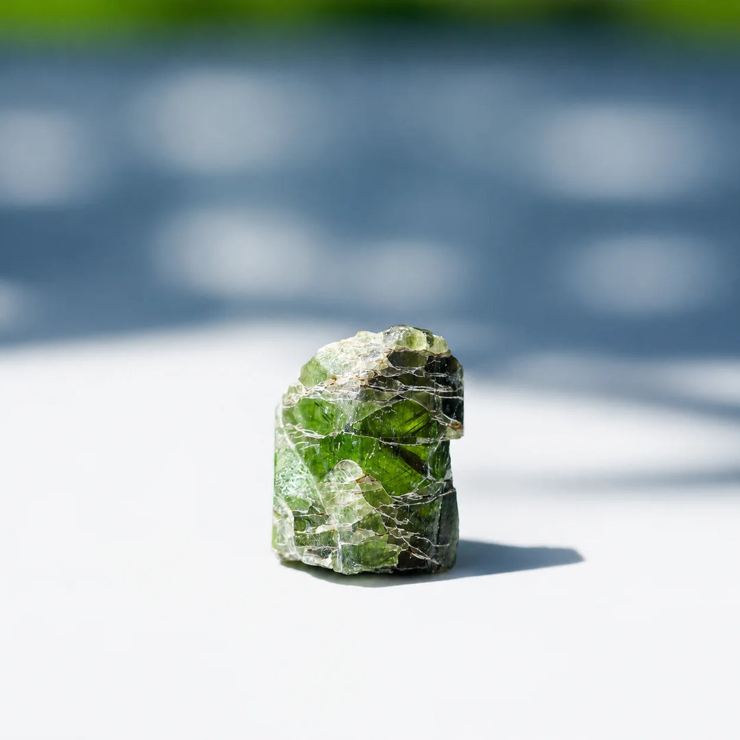 Peridotas, natūralus neapdirbtas kristalas