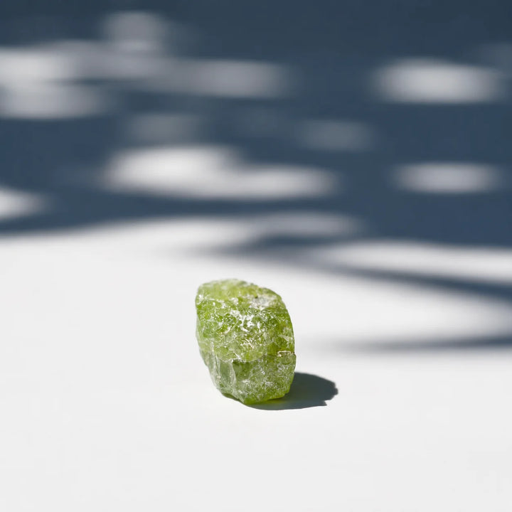 Peridotas, natūralus neapdirbtas kristalas
