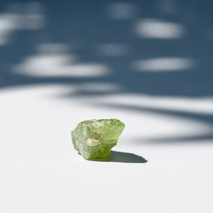 Peridotas, natūralus neapdirbtas kristalas