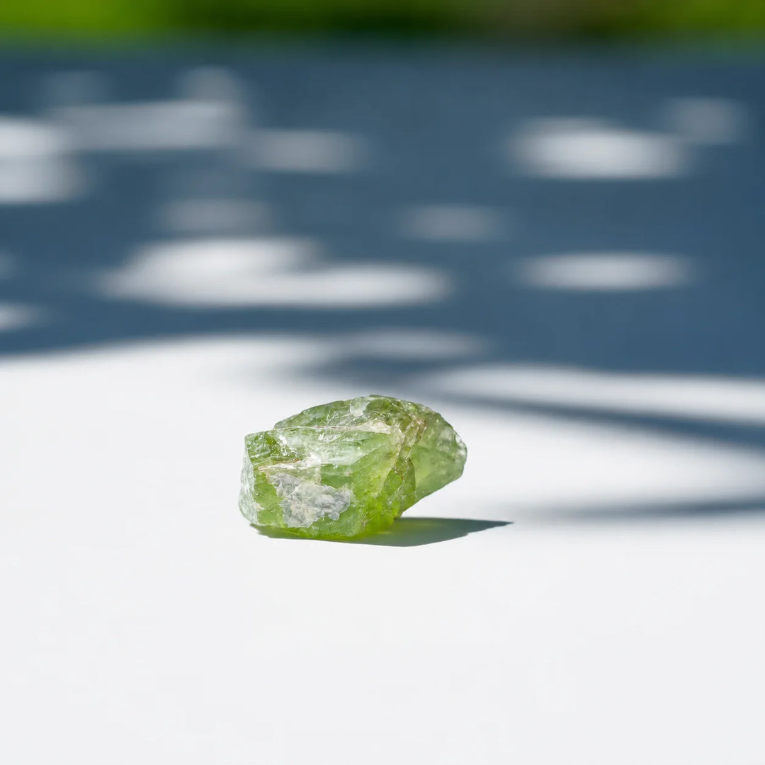 Peridotas, natūralus neapdirbtas kristalas