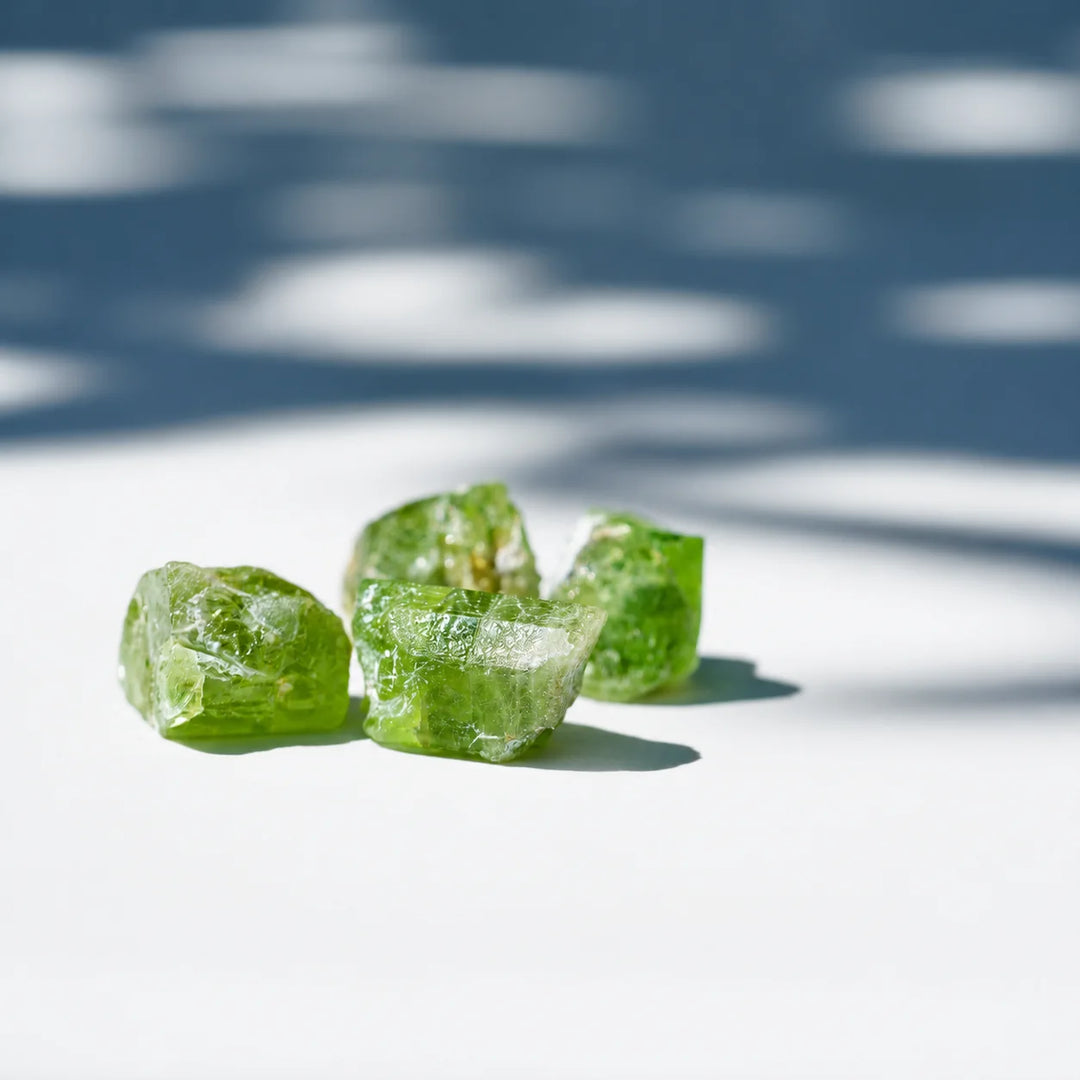 Peridotas, natūralus neapdirbtas kristalas