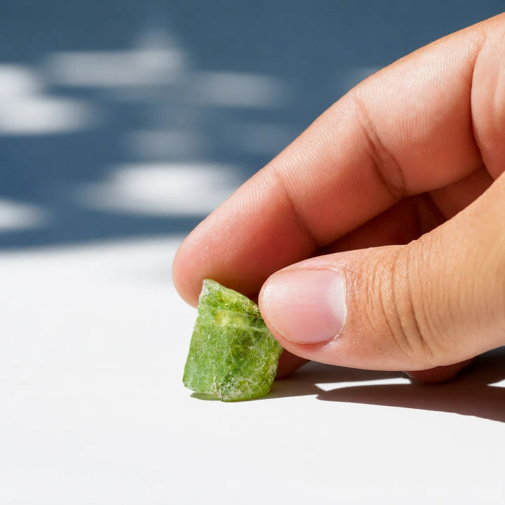 Peridotas, natūralus neapdirbtas kristalas