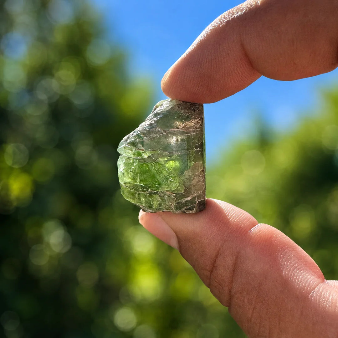 Peridotas, natūralus neapdirbtas kristalas