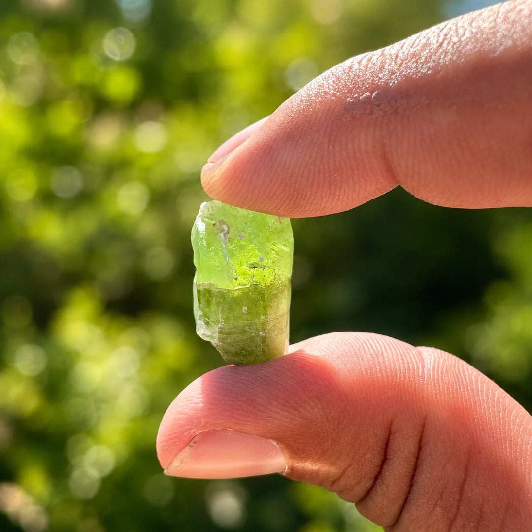 Peridotas, natūralus neapdirbtas kristalas