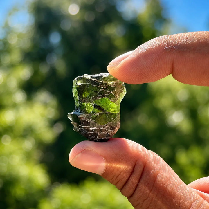 Peridotas, natūralus neapdirbtas kristalas