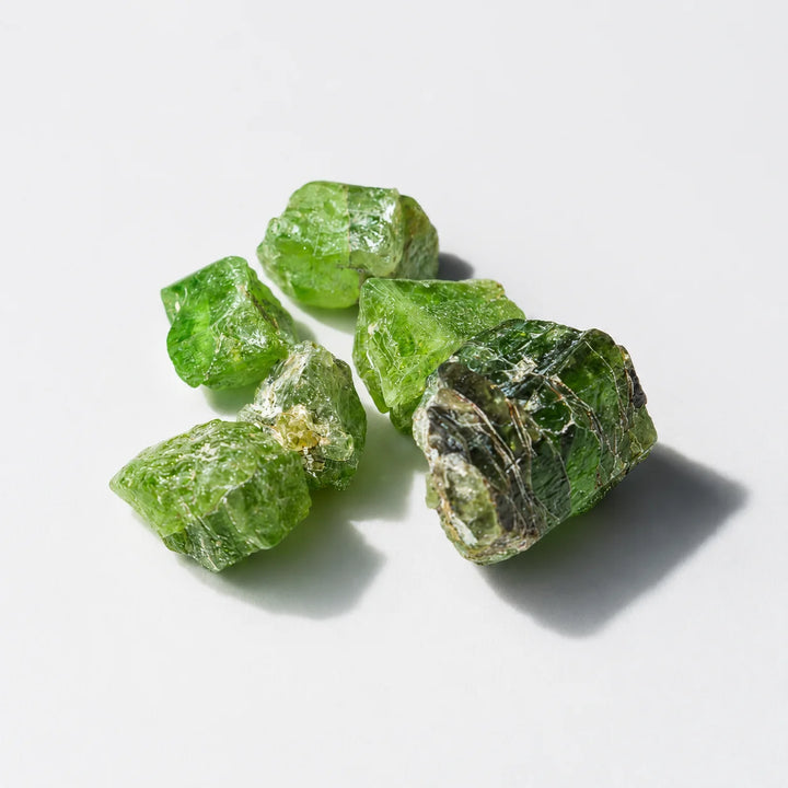 Peridotas, natūralus neapdirbtas kristalas