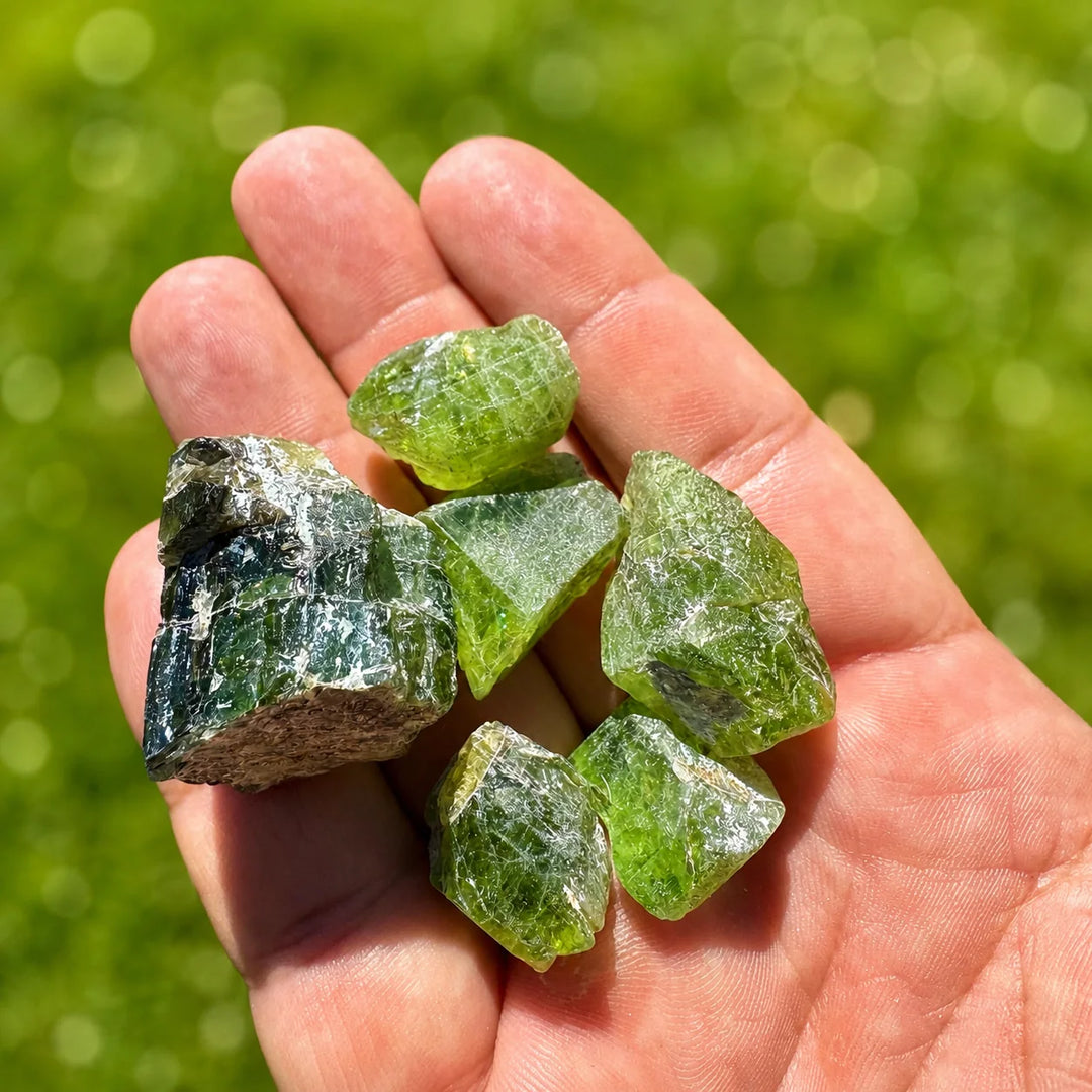 Peridotas, natūralus neapdirbtas kristalas