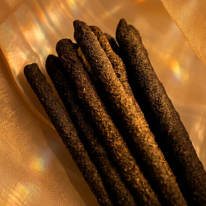 Sagrada Madre Tao Perfum – Sandalwood – smilkalų lazdelių tekstūra