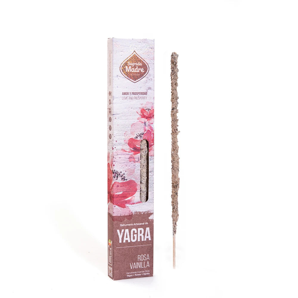 Sagrada Madre Yagra, Vanilla, Roses smilkalų pakuotė ir lazdelė baltame fone