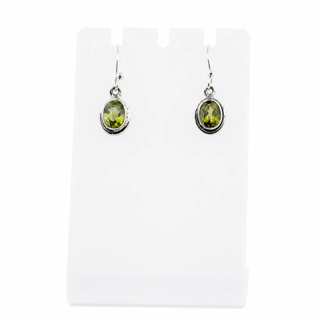 Sidabriniai peridoto auskarai
