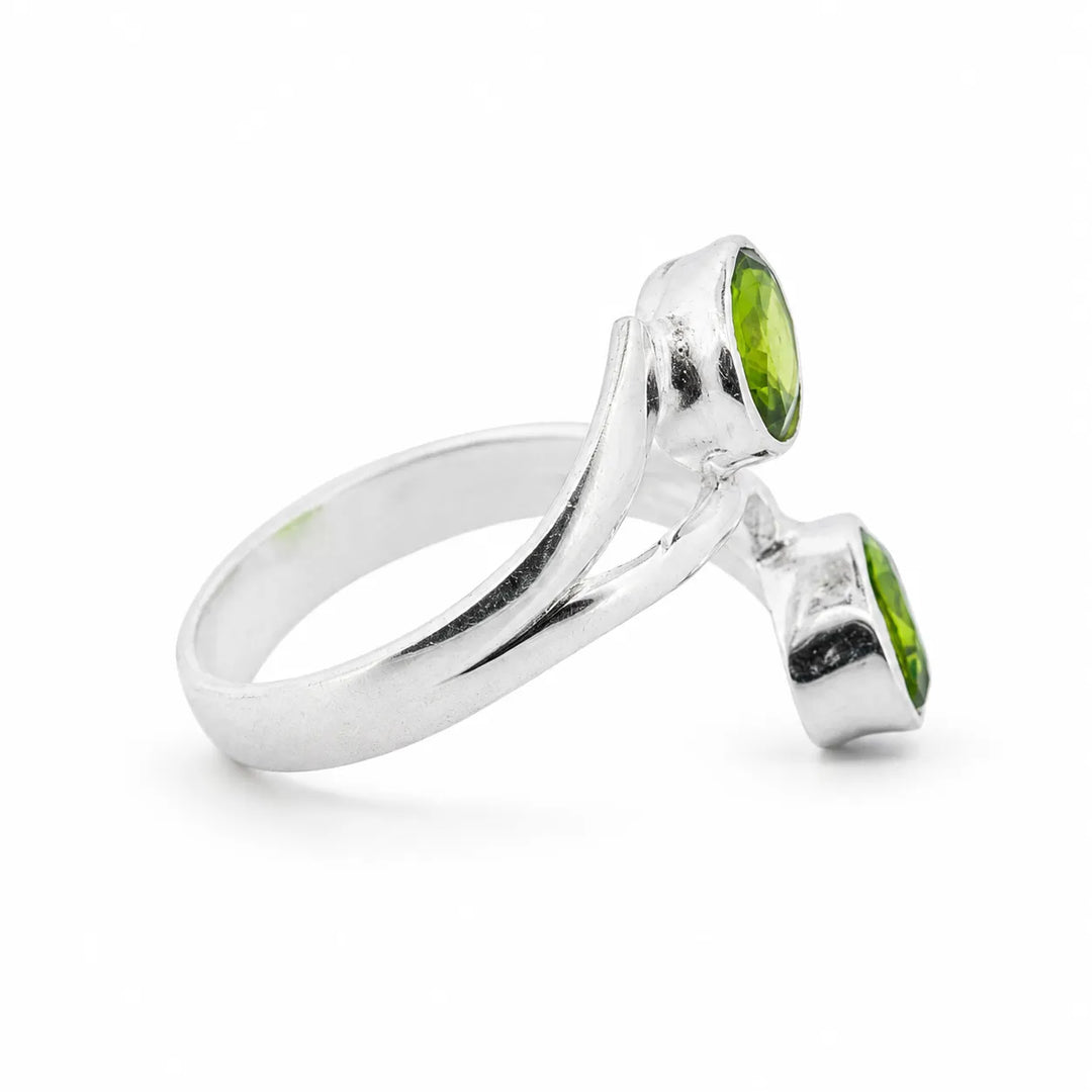 Sidabrinis žiedas su peridotais „Žalioji orbita“