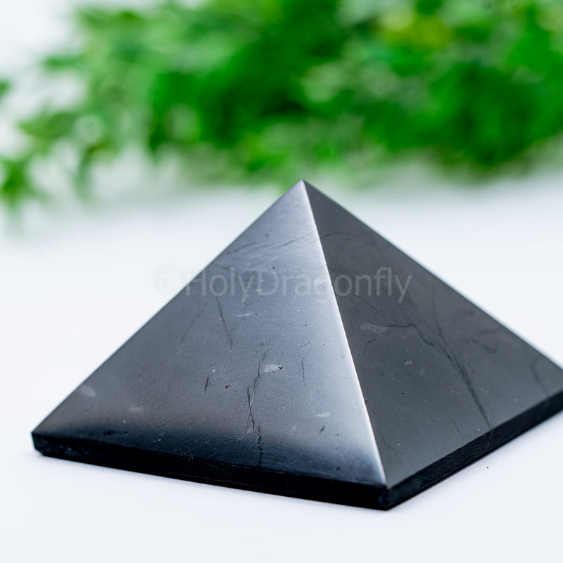 Šungito piramidė "6cm"