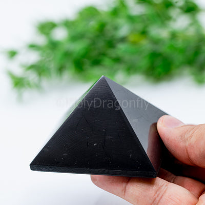 Šungito piramidė "6cm"