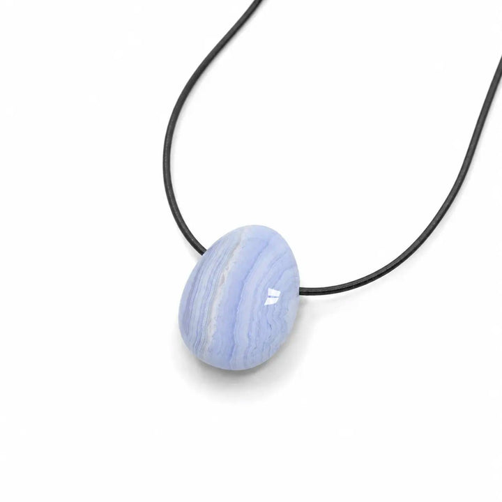 Juostuoto chalcedono pakabukas „lašelis“