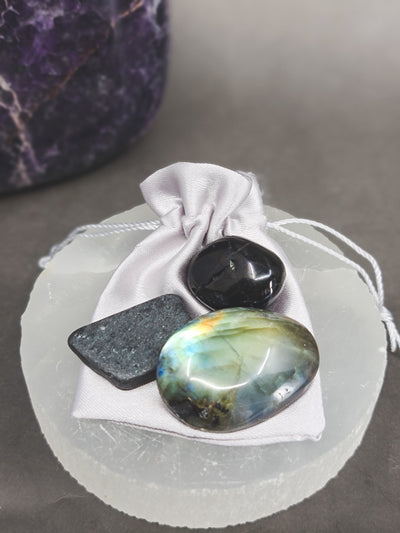 magiškas amuletas apsauga negatyvo kristalai hematitas labradoritas gagatas blogos akies apsauga