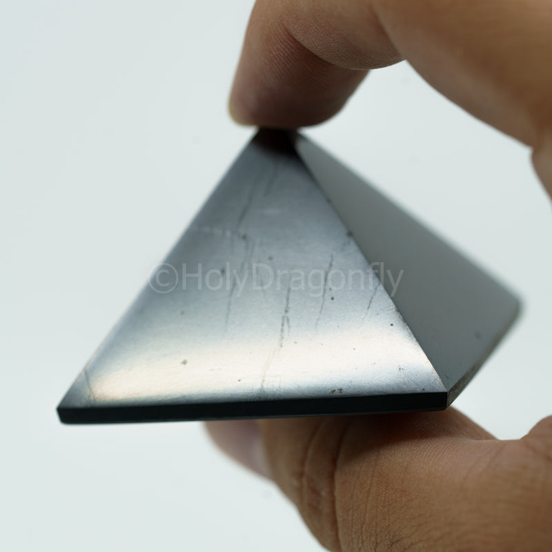 Šungito piramidė "5cm"