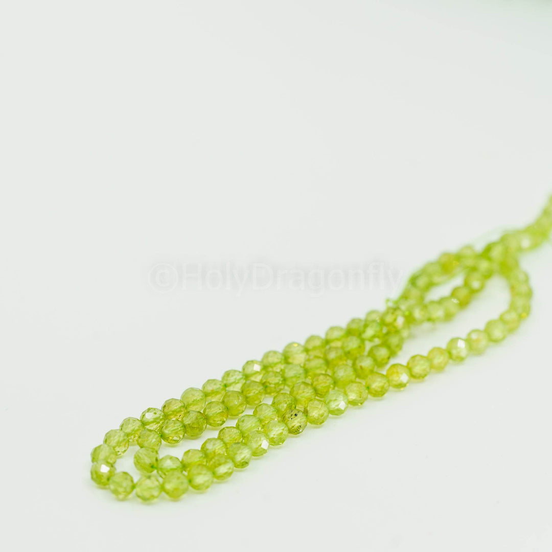 Peridotas-Chrizolitas 5mm karoliukų gija (briaunuota) - Holy Dragonfly