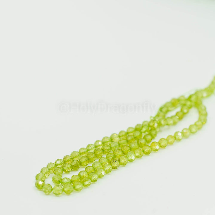Peridotas-Chrizolitas 5mm karoliukų gija (briaunuota) - Holy Dragonfly