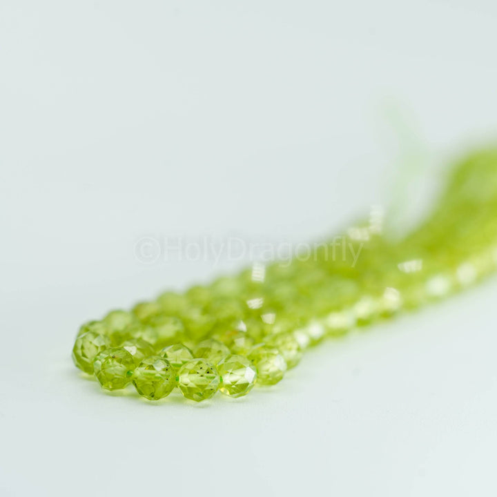Peridotas-Chrizolitas 5mm karoliukų gija (briaunuota) - Holy Dragonfly