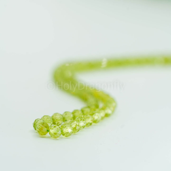 Peridotas-Chrizolitas 5mm karoliukų gija (briaunuota) - Holy Dragonfly