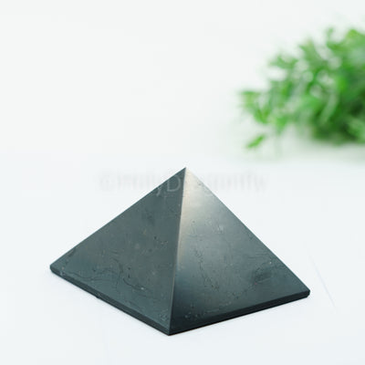 Šungito piramidė "7cm"