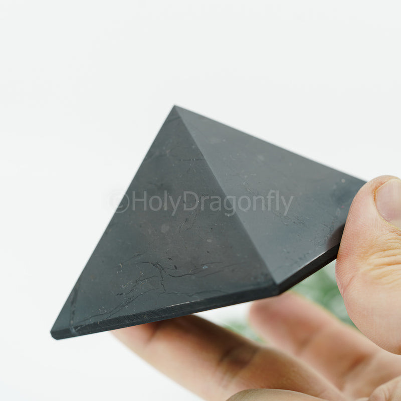 Šungito piramidė "7cm"