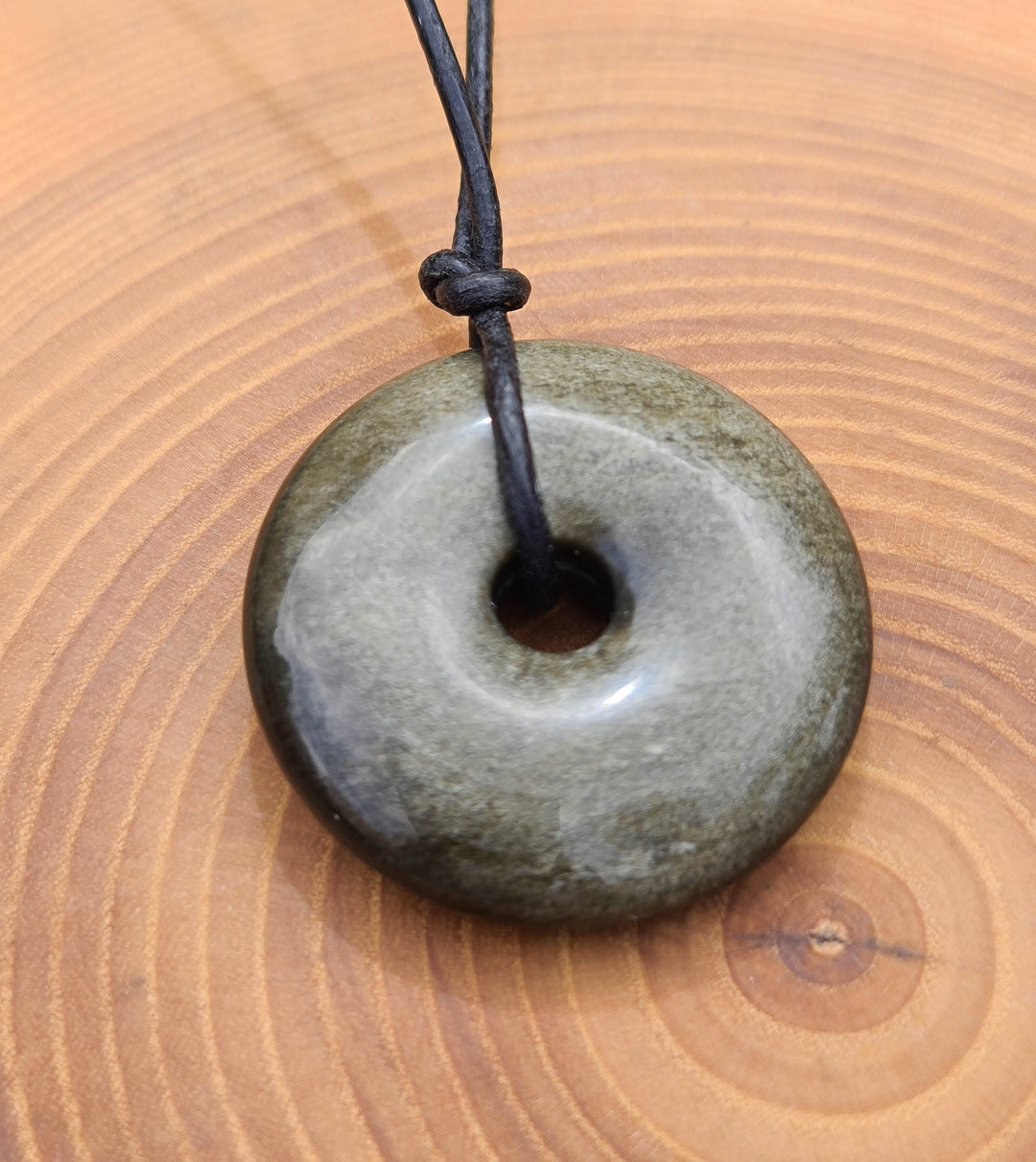 auksinio obsidiano pakabukas spurga donutas