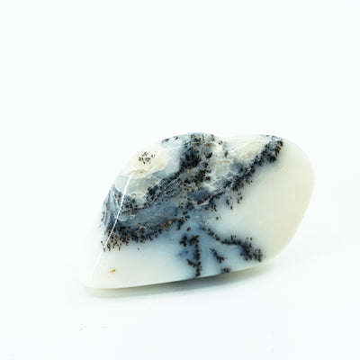 dendritinis opalas naturalus magiskas mineralas