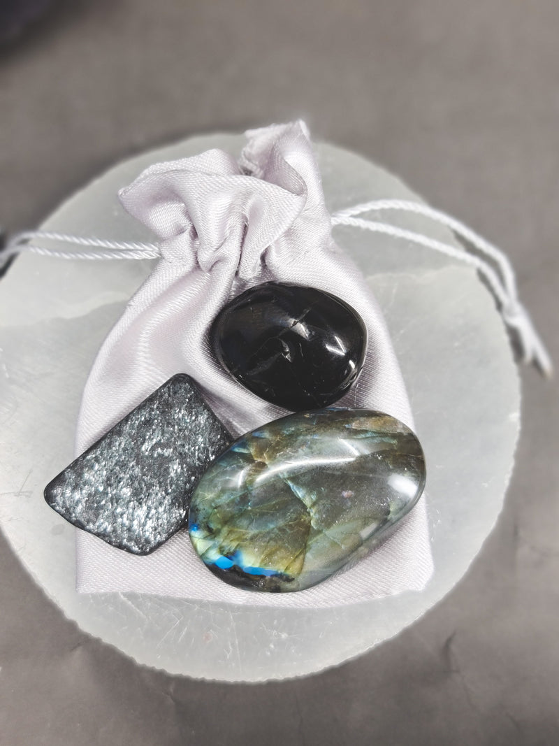 magiškas amuletas apsauga negatyvo kristalai hematitas labradoritas gagatas
