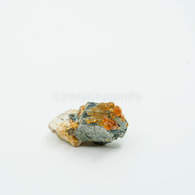 Granatas (Spesartinas) mineralas
