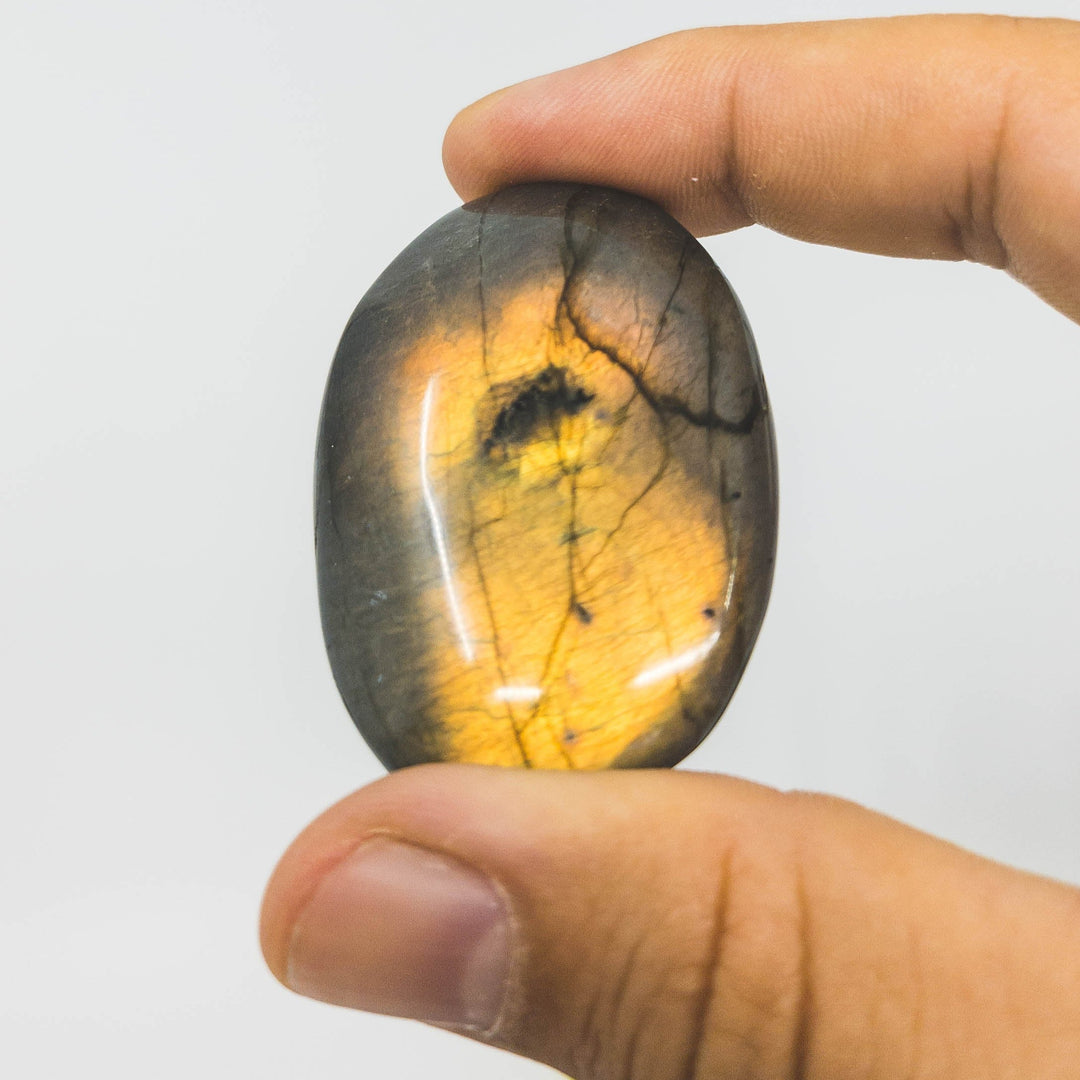 labradoritas retas magiskas mineralas
