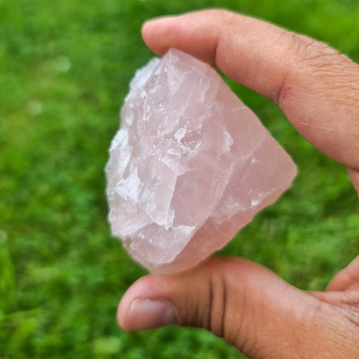 rozinis kvarcas neapdirbtas mineralas