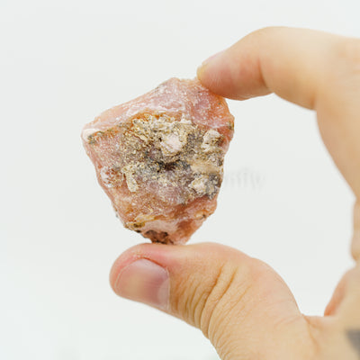 Rožinis Andų opalas mineralas