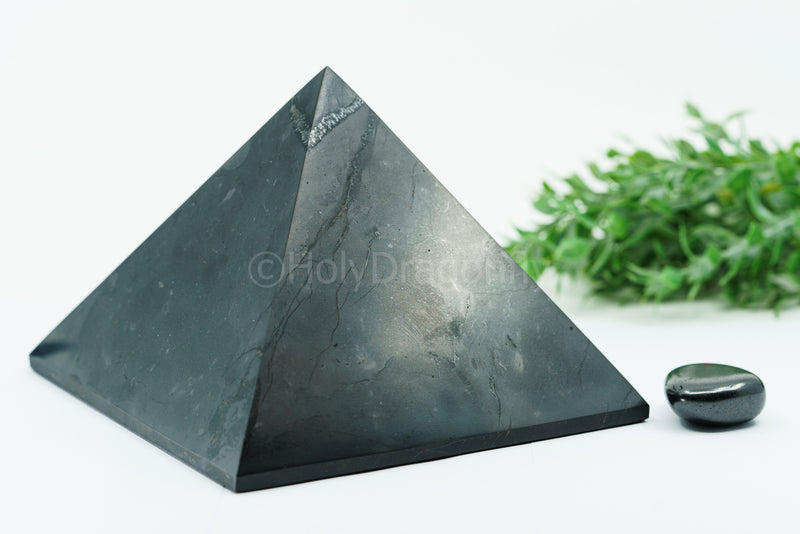 Šungitas piramidė "15cm"