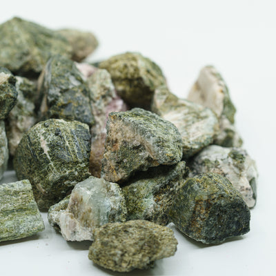 Žalias turmalinas (Verdelitas) mineralas